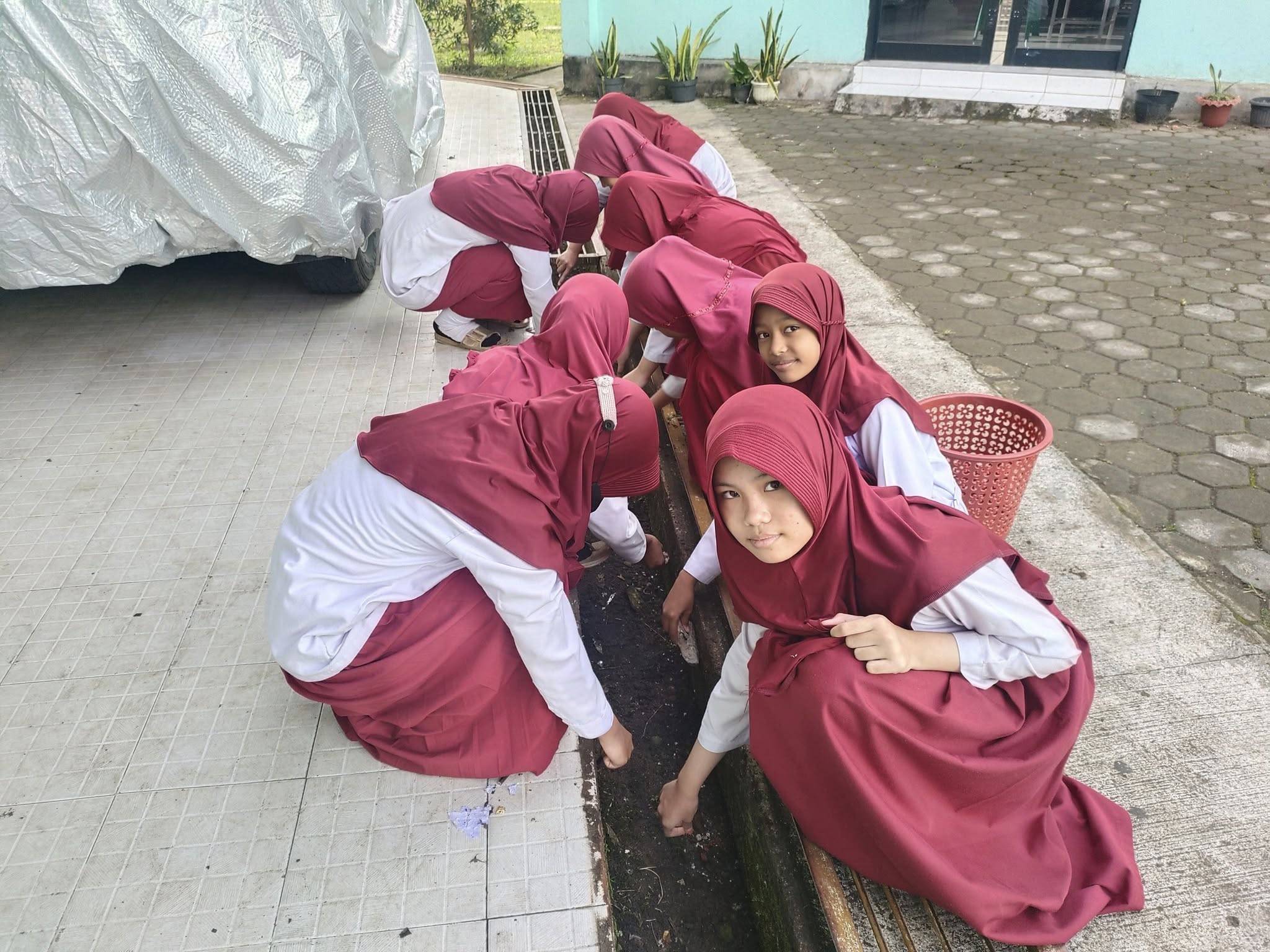 Kegiatan bersih-bersih siswa/i SDIT AZ-ZAHIRA